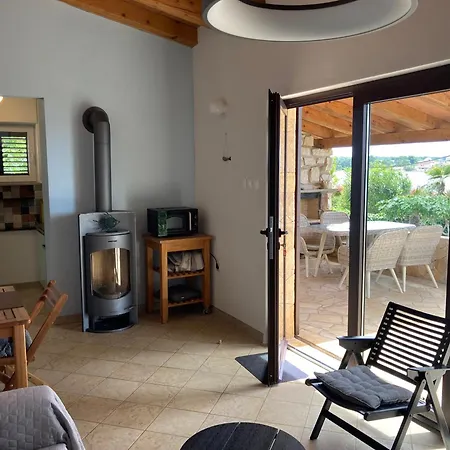 House Nyaraló Karigador