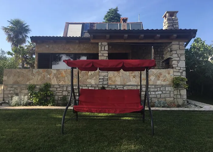 Vikendica House *